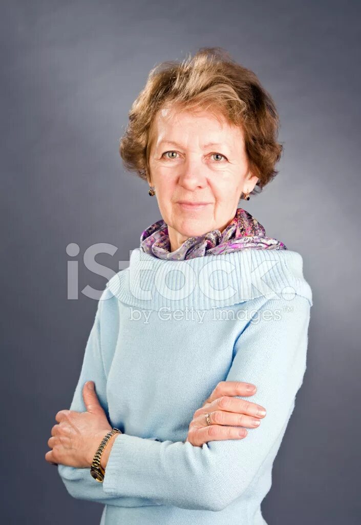 Старшие женщины. Портрет пожилой женщины. пожилая женщина улыбается. фотосессия пожилой женщины в студии. пожилая женщина боком.
