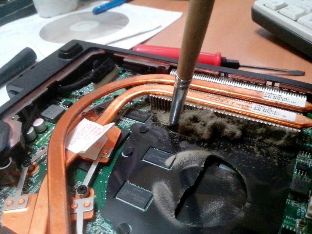 Чистка от пыли ПК И ноутбук. Чистка ноутбука от пыли. Пыль в ноутбуке. Разобранный ноутбук. Как правильно чистить компьютер