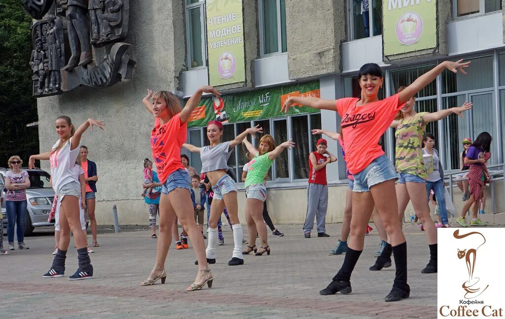 Танго комсомольск на амуре. Комсомольск на амуре жители. Комсомольск на амуре жители. Комсомольск на амуре люди. Комсомольск на амуре жители на фоне.