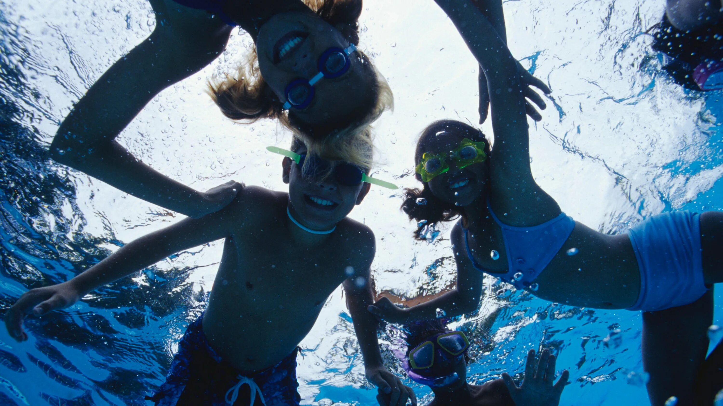 The children are swimming. Плавание дети. Дети бесятся в бассейне. Мальчик Trapped Underwater. Ученики в школе фото Drowning.