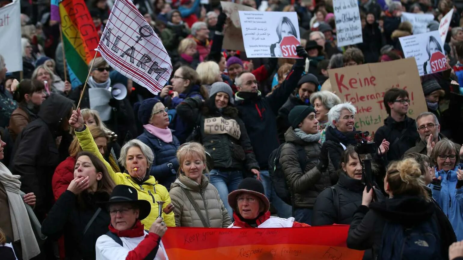 Нападение массовый. Митинг в Кельне. Антиисламский митинг. Русские в Кельне.