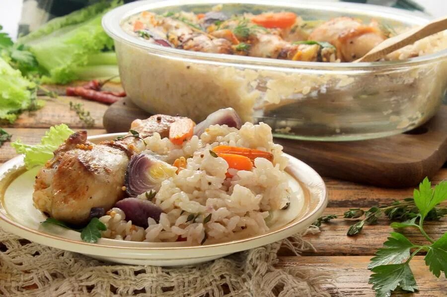 Обломов курица с рисом. Рис с курицей. рис с овощами и курицей. рис с курицей в духовке. курица запеченная с рисом.