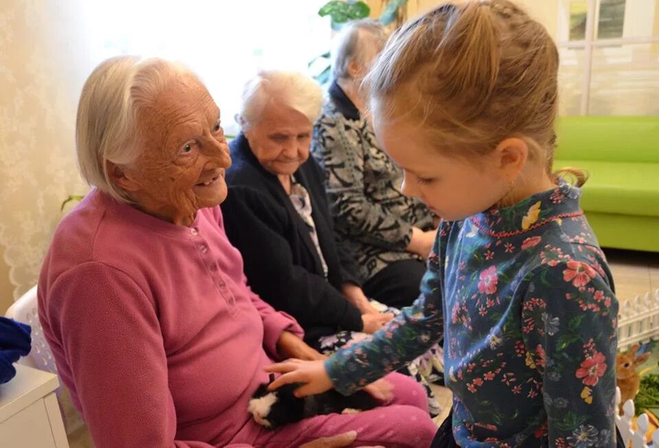 Дети пенсионеры. Дети помогают пожилым. Пенсионеры и дети. Помогать пожилым людям. Дети помогают пенсионерам.