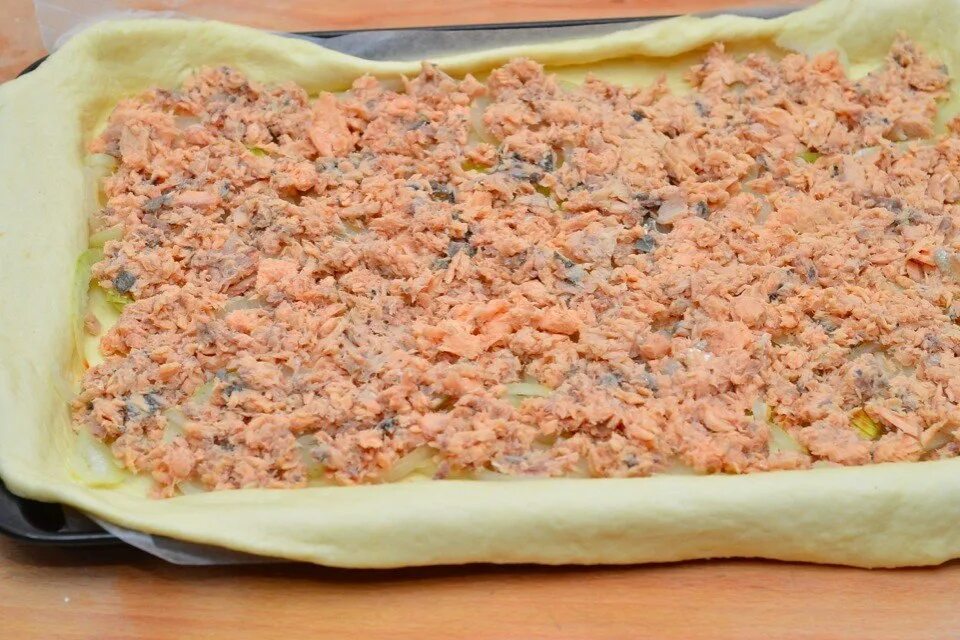 Начинка из рыбы для пирога. Пирог с рыбой. пирог с рыбной начинкой. пирог из рыбного фарша. начинка для пирога с рыбой.