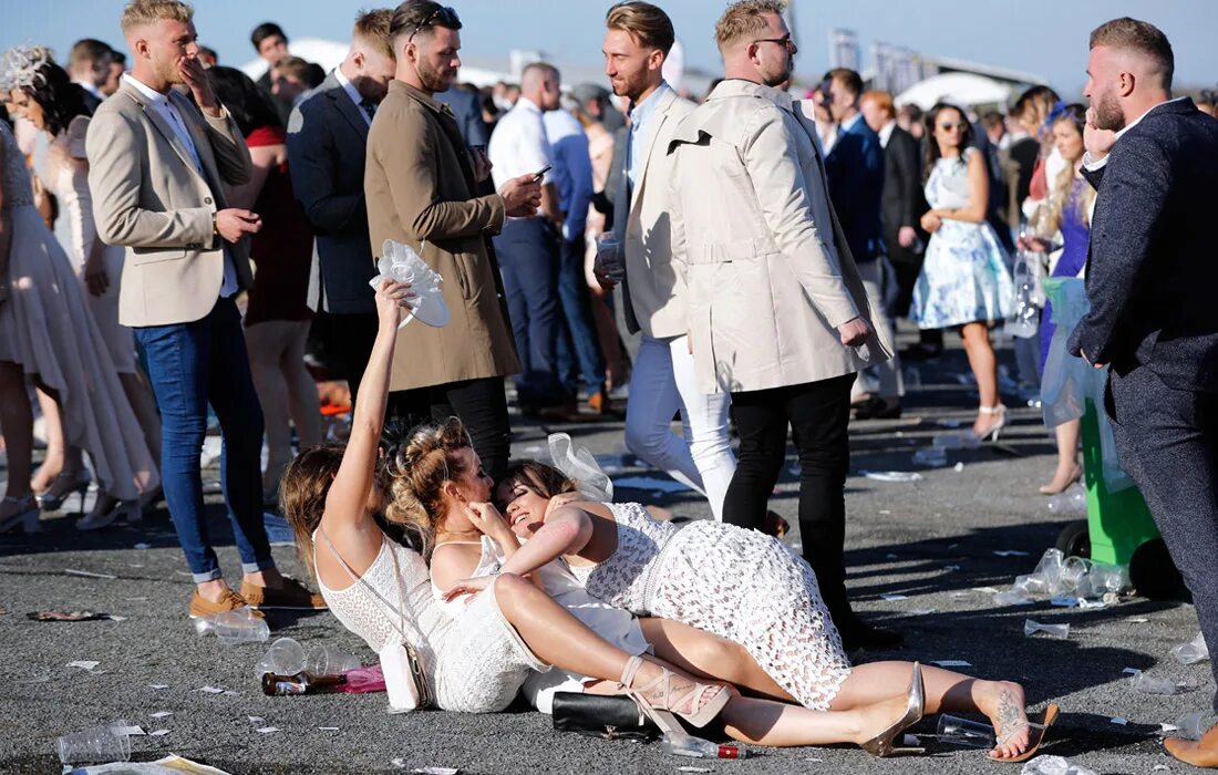 Тетки без цензуры. День леди в Великобритании фото 2017. Grand National Aintree. Скачки в Англии пьяные леди. День леди в Великобритании 2022.