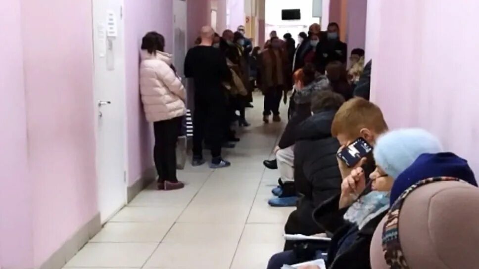 Сижу в больнице. Очередь в больнице. огромная очередь в больнице. гигантская очередь в поликлинику. очередь к врачу.