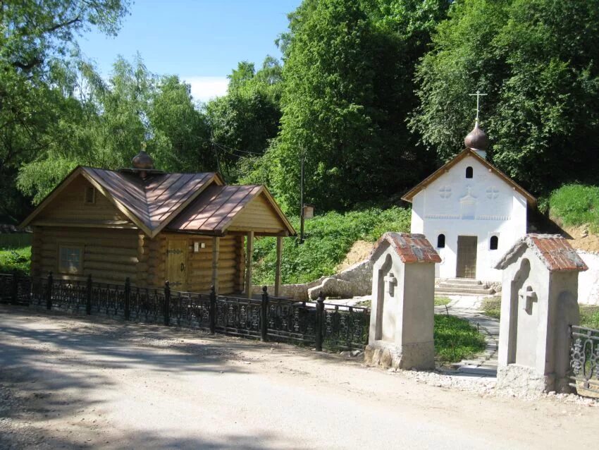 Таруса тарусский район. Таруса Боголюбская часовня. Родник в Тарусе. Святой источник Боголюбской иконы Божией матери Таруса. Таруса Святой источник.