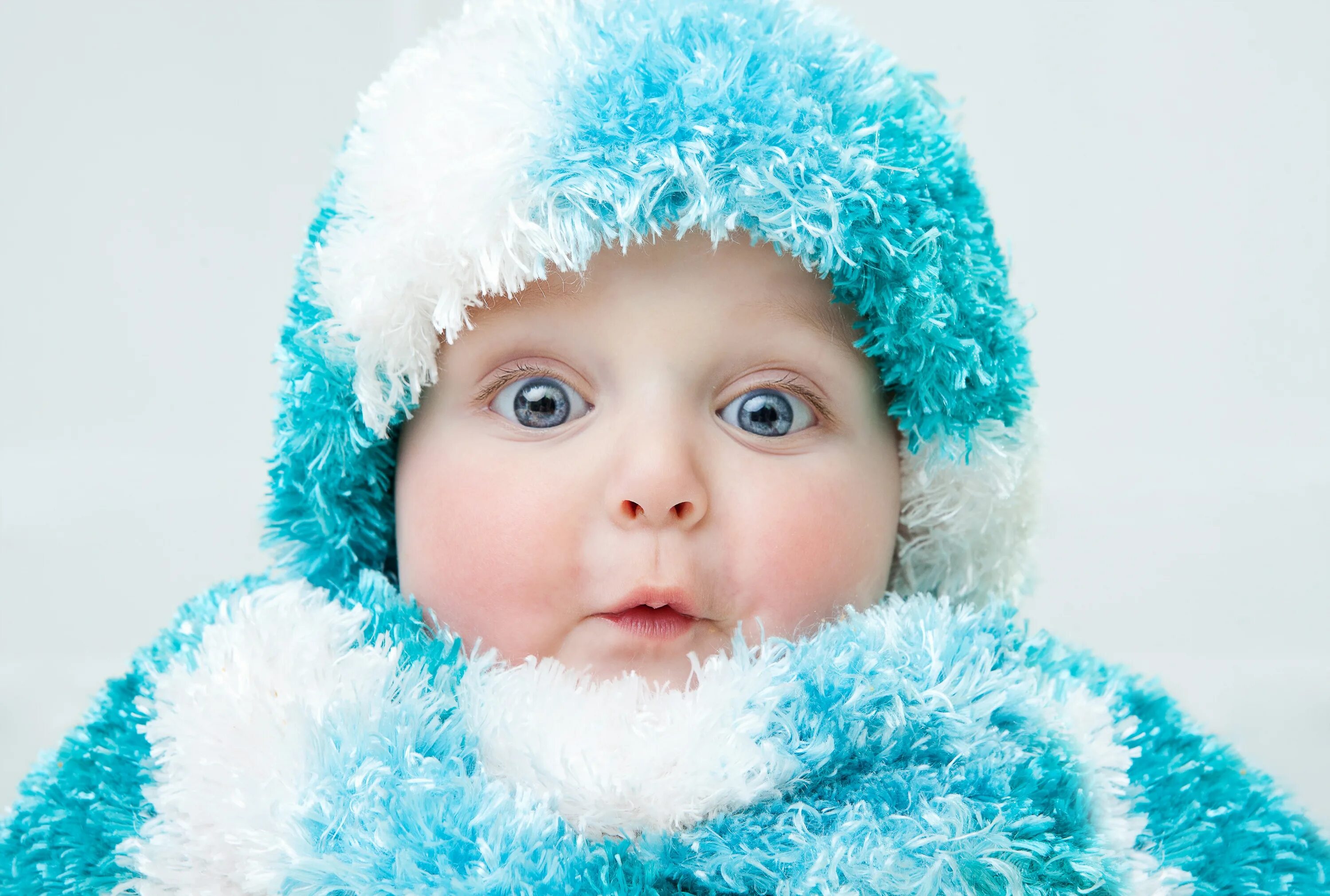 Зима для детей. Дети зимой. Красивые малыши. Маленькие дети. Ребенку всегда холодно