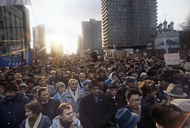 Демократическая партия россии 1990. Митинг Демократической России 1991. Митинг 1991 года в Москве. Митинг август 1991. Митинги 91 года в Москве.