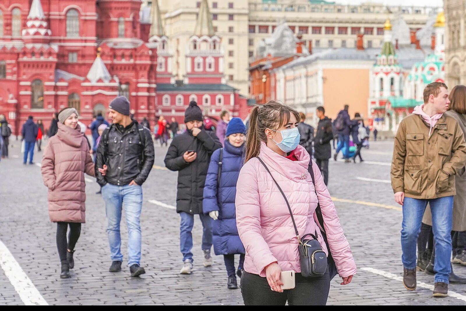 В чем сейчас ходят люди. Люди на улице. Люди на улицах Москвы. Москва люди. Люди в городе Москва.