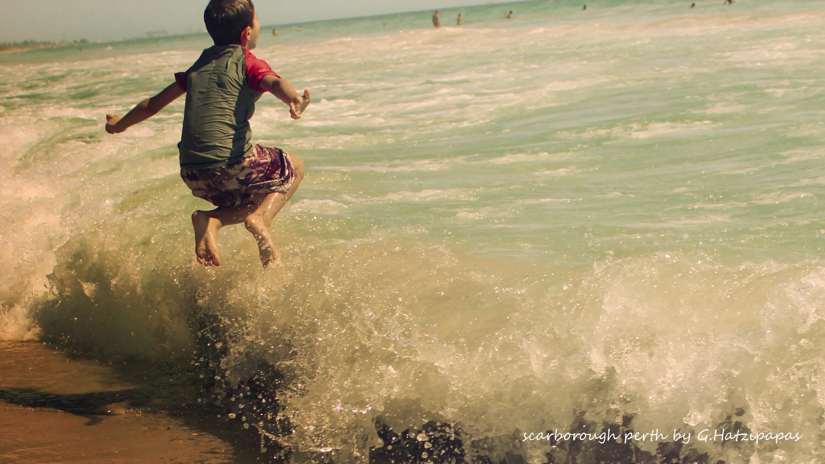 Дети моря 5 часть. Море дети радость. Дети на море в прыжке. Прыжок в море. Индия море радость.