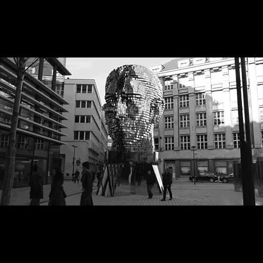 Статуя кафки. Голова франца кафки в праге. статуя франца кафки. скульптура франца кафки в праге. памятник францу кафке.