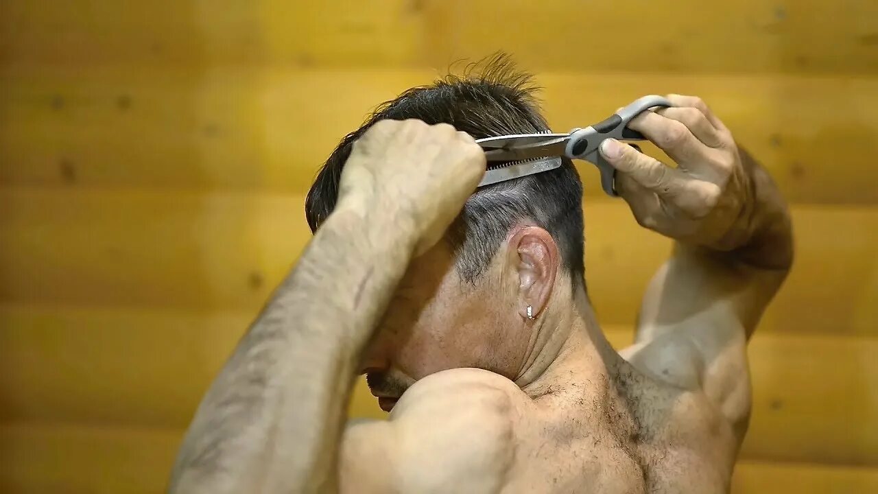 Мужская стрижка техника на длинные волосы. Стрижка мужская видеоурок. Филировка волос мужская стрижка. Мужская стрижка на пальцах. Тушевка,филировка.