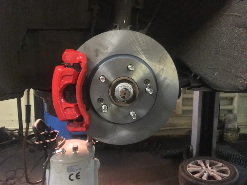 Замена тормозных дисков седельного тягача. Задние дисковые тормоза солярис 2011. Дисковые тормоза задние на хендай солярис 2015 года. Замена тормозных дисков хендай. Замена тормозных дисков хендай.