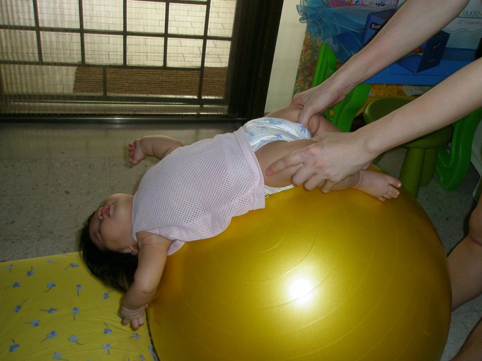 Тонус 6 месяцев. Занятия на мяче для грудничков. Занятия на фитболе с грудничком. Занятия для новорожденных на фитбол. Массаж на мяче для младенцев.