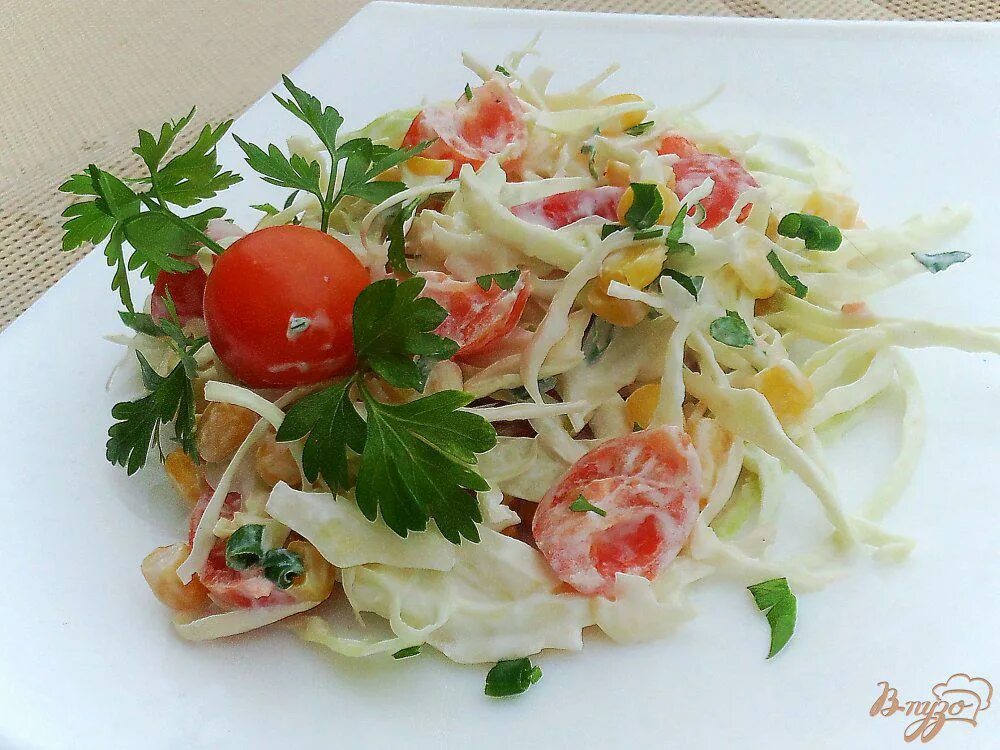 Салат из капусты помидоров и кукурузы. Салат капуста кукуруза помидор. салат с капустой и помидорами. салат из белокочанной капусты с помидорами. салат с кукурузой и помидорами.