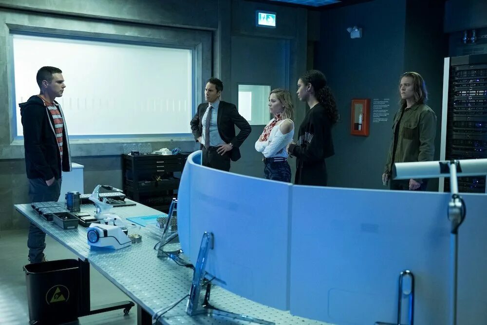 Путешественники сериал нетфликс. Путешественники (netflix и showcase). Путешественники сериал 1 сезон. Сериал путешественники/travelers 3 сезон. Путешественники сериал 3 сезон.