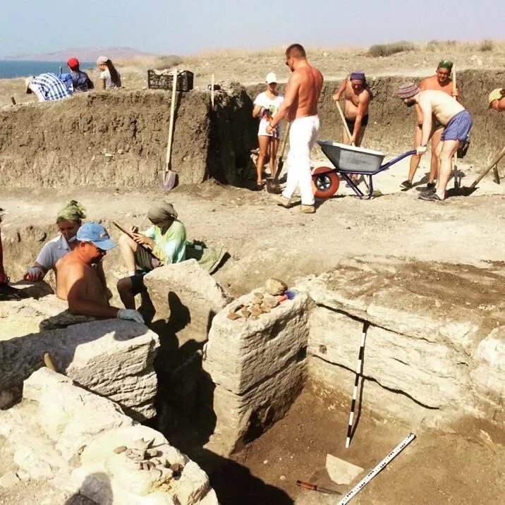 Кыз аул. Крепость илурат керчь. Некрополь кыз аул в крыму. Яковенково археологическая экспедиция. Боспорская археологическая экспедиция 2011.