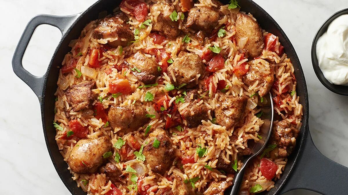 Курица с рисом на сковороде вкусный. Рис с курицей на сковороде. Блюда из риса и мяса на сковороде. One Pot Chicken Recipes. Что можно приготовить на ужин с рисом.