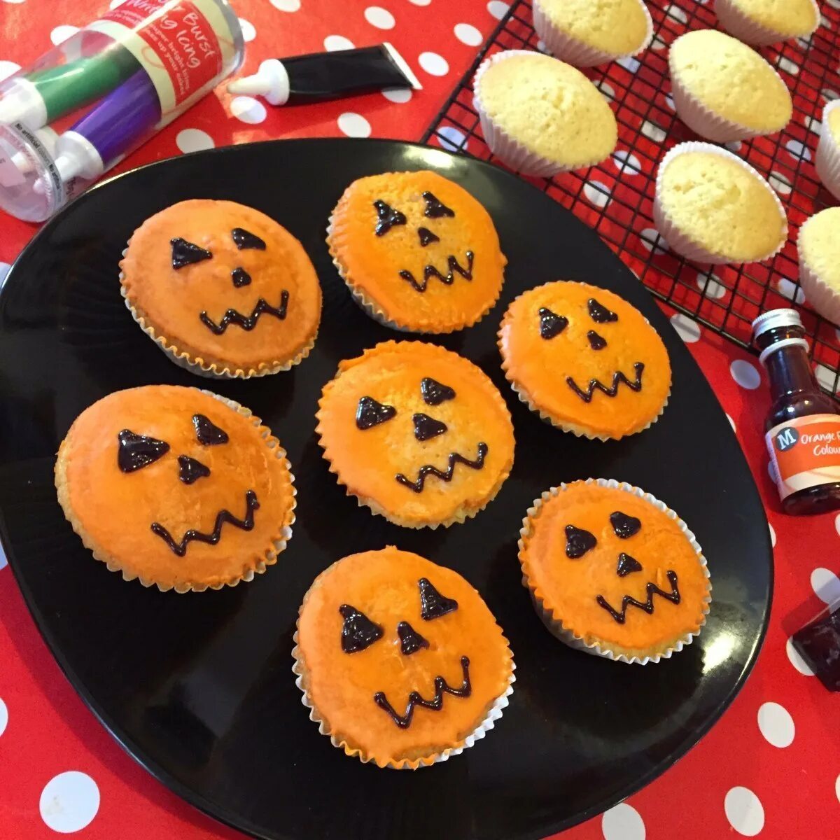 Сладости на хэллоуин для детей. Сладости для хэллоуина. Кексы на хэллоуин. Сладости для хэллоуина конфеты. Хэллоуинские донаты.