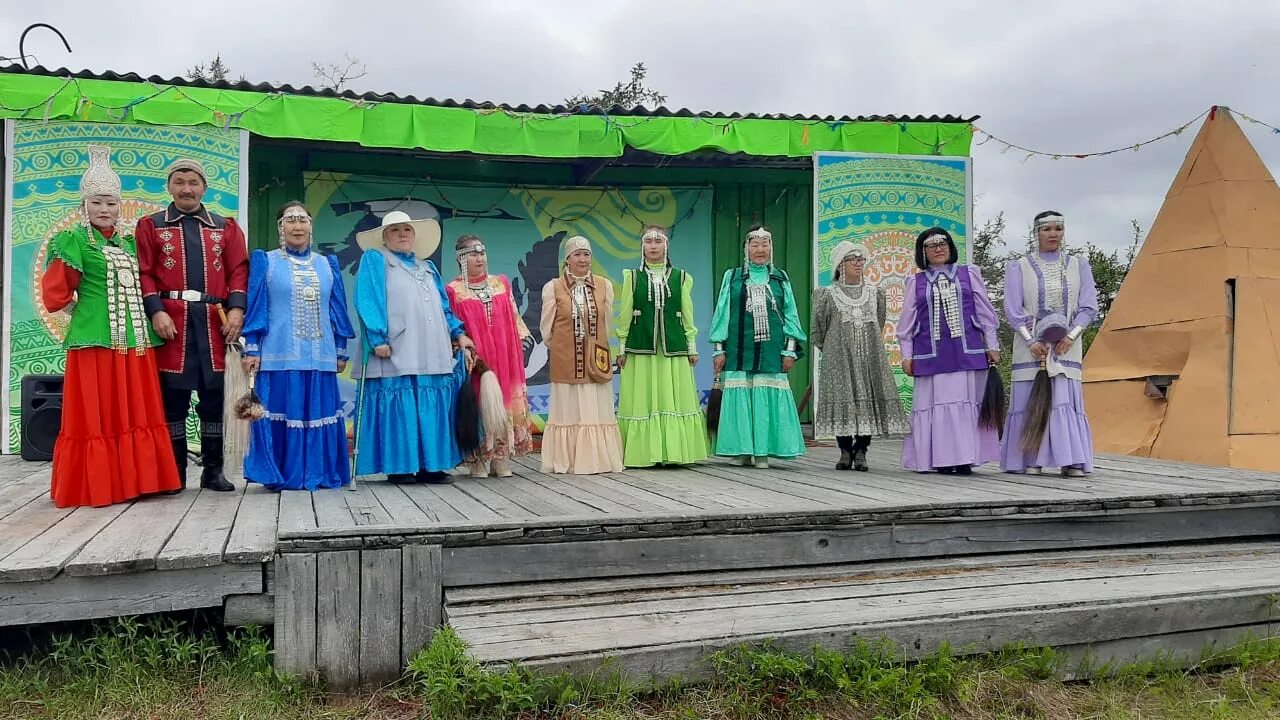 Айхал перевод. Уруй Айхал. Айхал ансамбль Якутский. Якутский Уруй Айхал. Ысыах в посёлке Айхал.