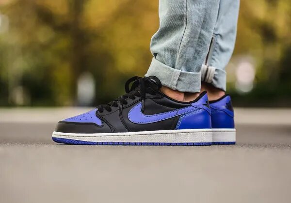 Air Jordan 1 Retro Low og. Nike Air Jordan 1 Low синие. Air Jordan 1 Low true Blue с джинсами.