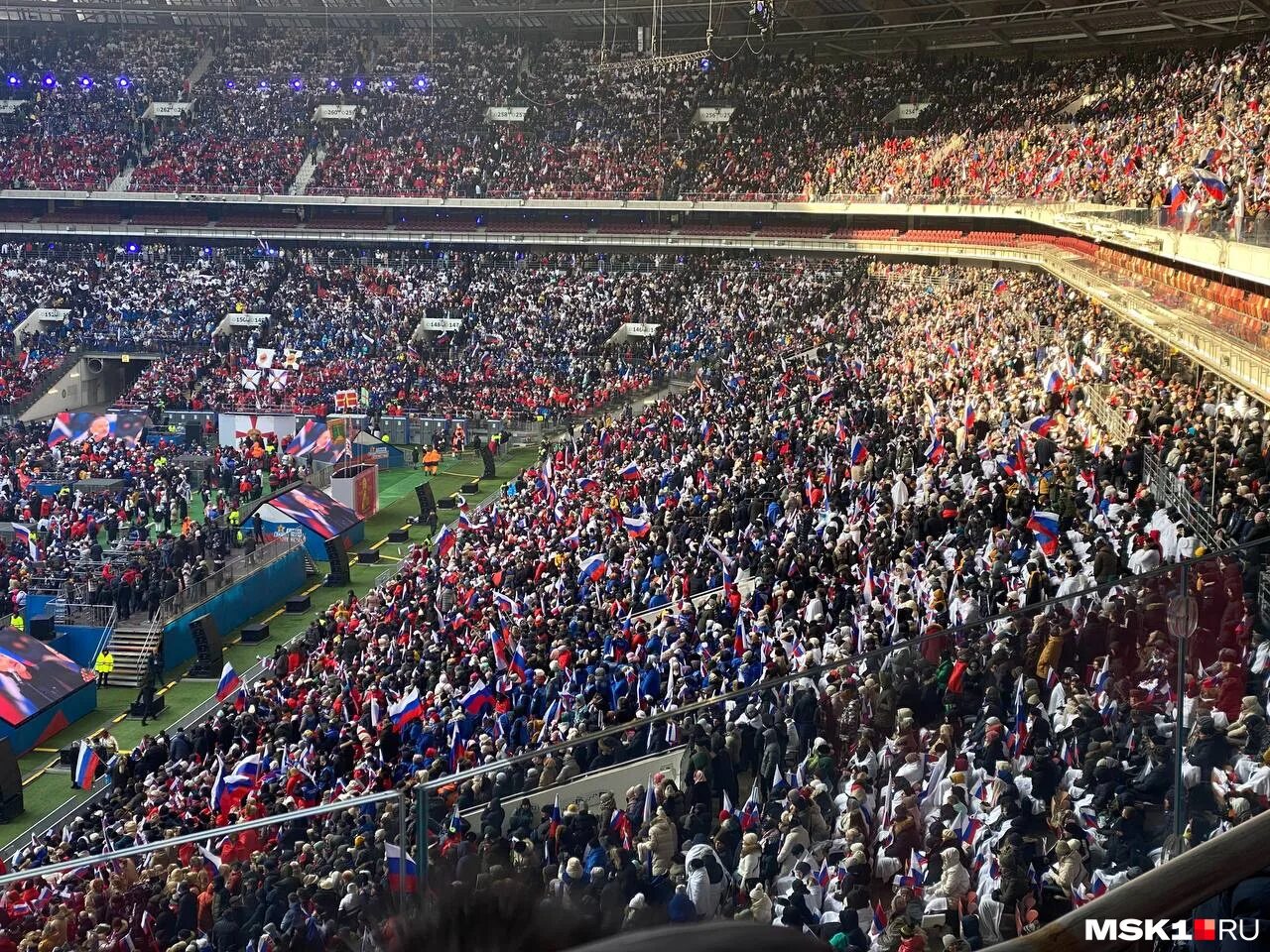 22 митинг концерт. Люди на трибунах. 22 митинг концерт. 22 митинг концерт. Концерт в лужниках 22 февраля 2023.