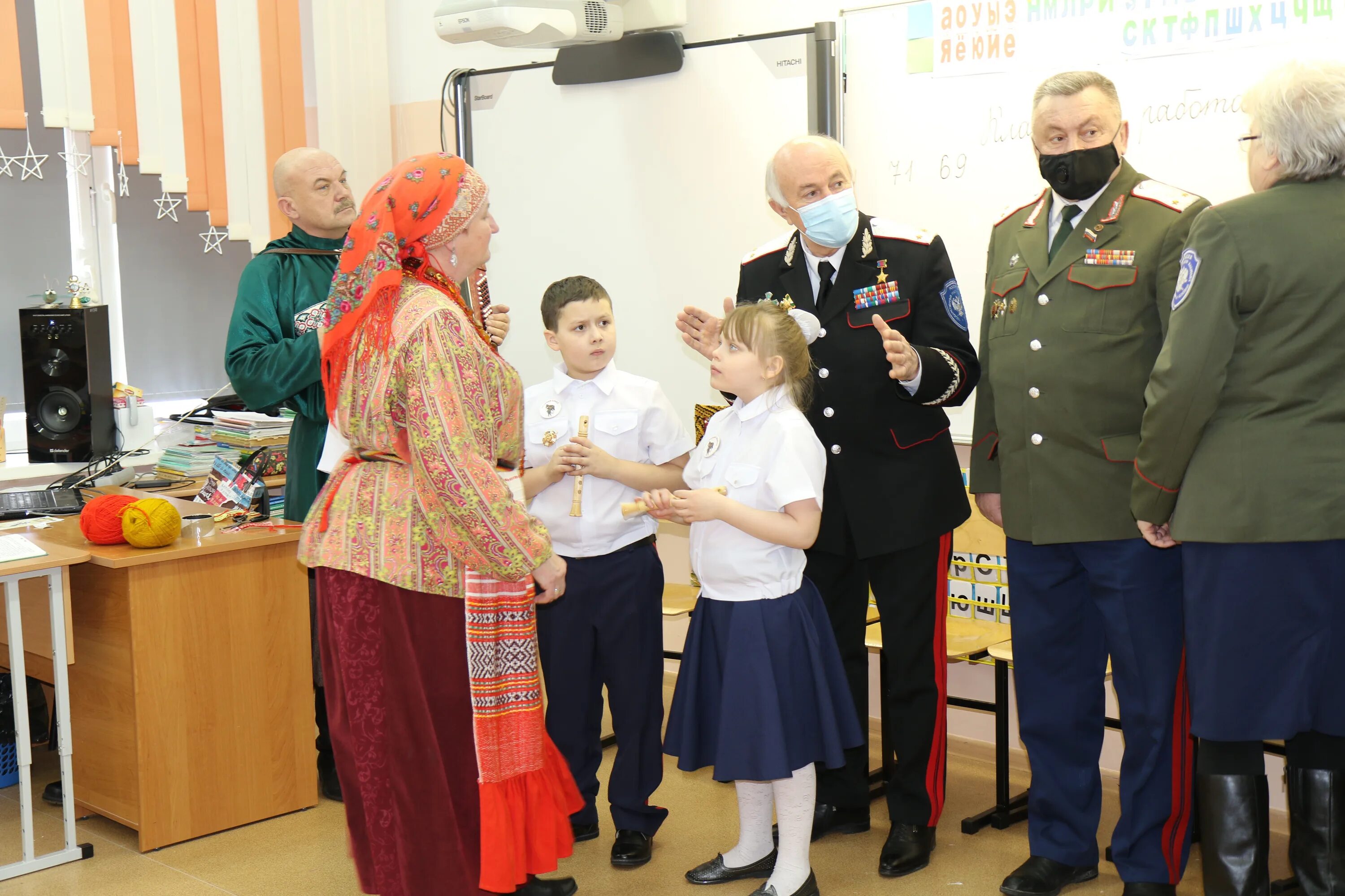 дерево в ладонях. защита природы. картина благо. виктор садовничий фото. благо край.