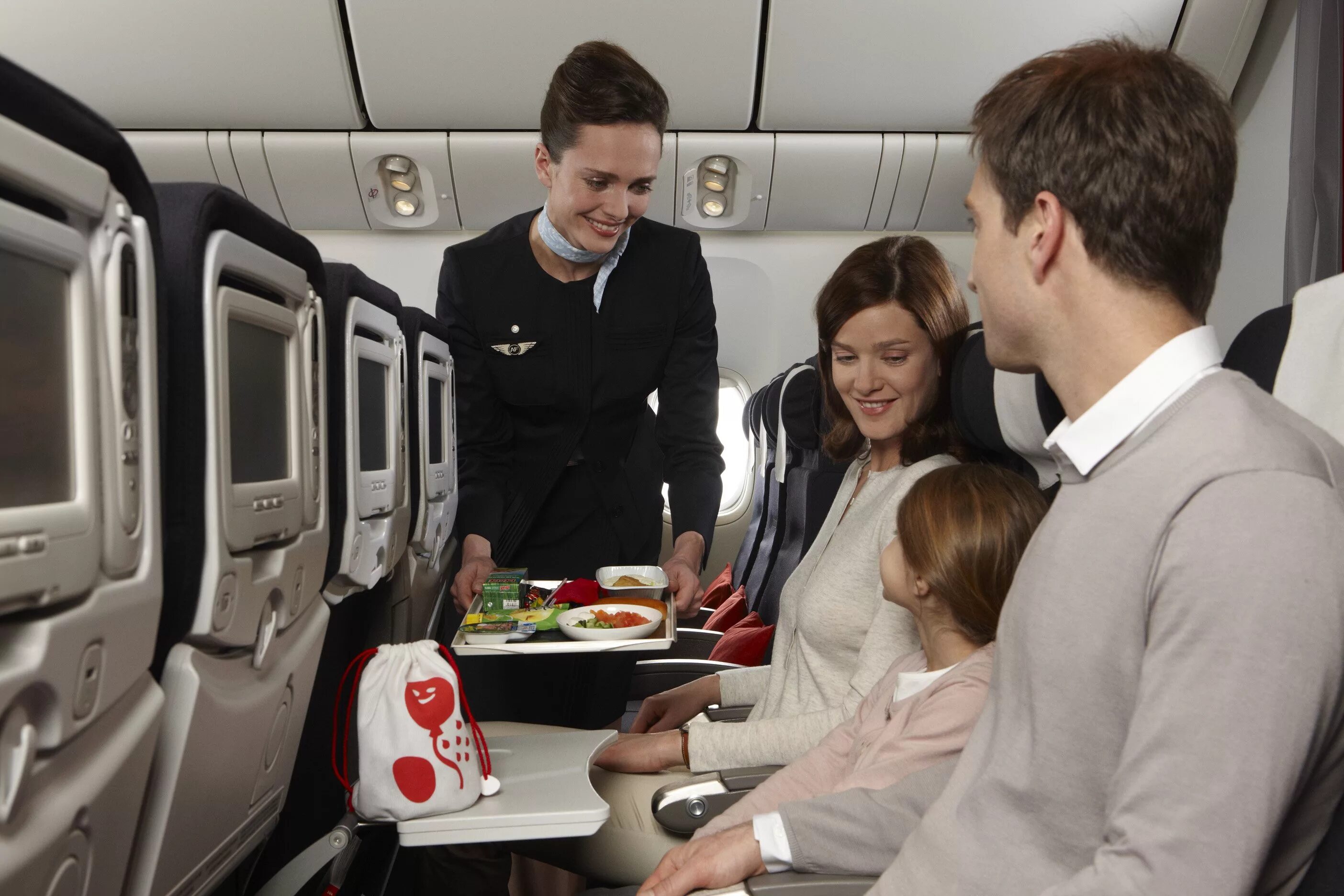 Будет ли продолжение пассажиров. Еда в самолете. Стюардесса обслуживает пассажиров. Стюардесса и пассажир. Стюардесса с едой.