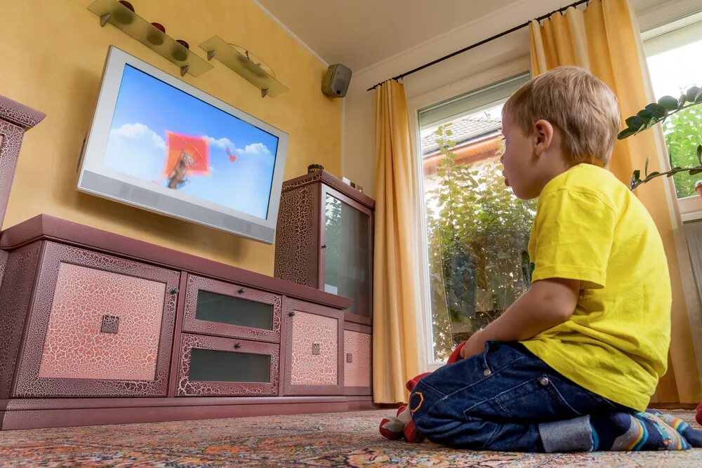 Kids watching tv. Телевизор для детей. Телевизор в детской. Малыш и телевизор. Телевизор для детских.