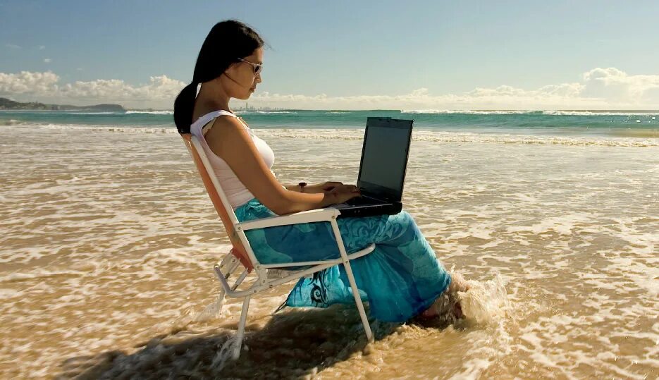 Человек с ноутбуком на море. Девушка с ноутбуком на море. С ноутбуком на пляже. Ноутбук на берегу моря.