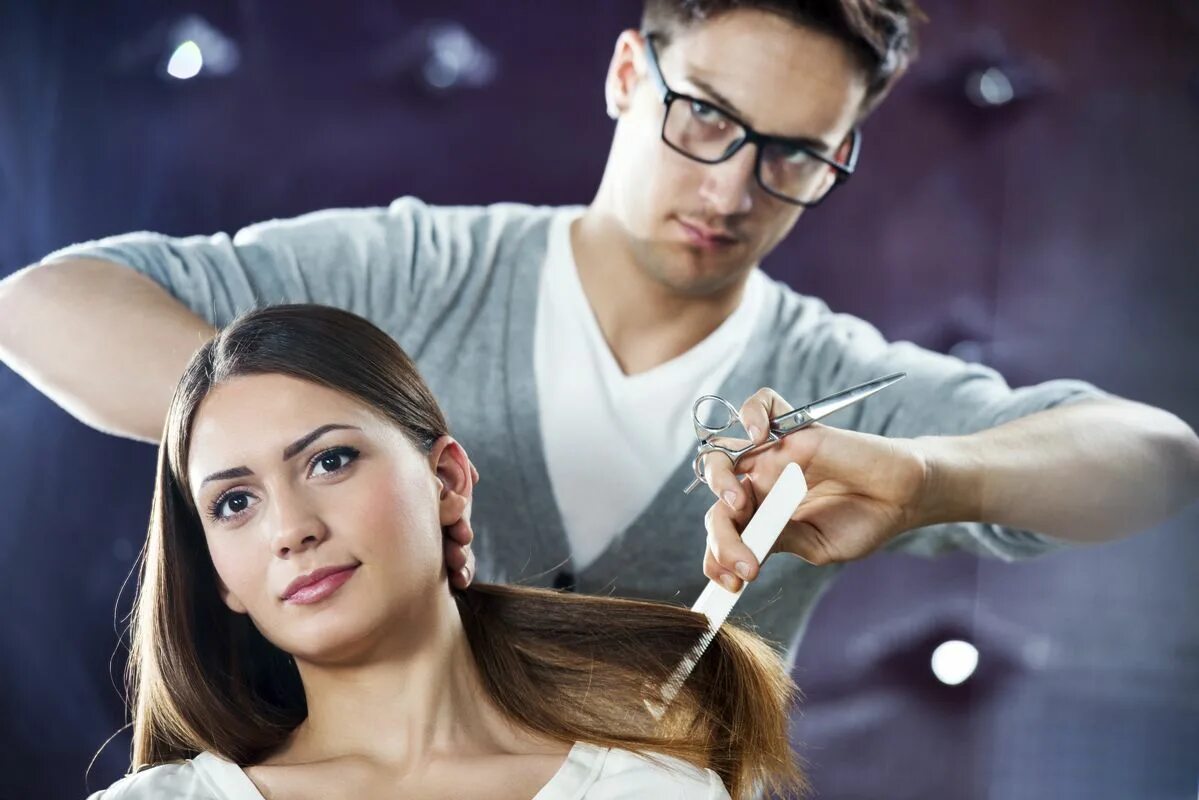 Курсы парикмахера. Женщина парикмахер. Стилист по прическам. Услуги салона красоты. Парикмахер учиться после 11 класса.