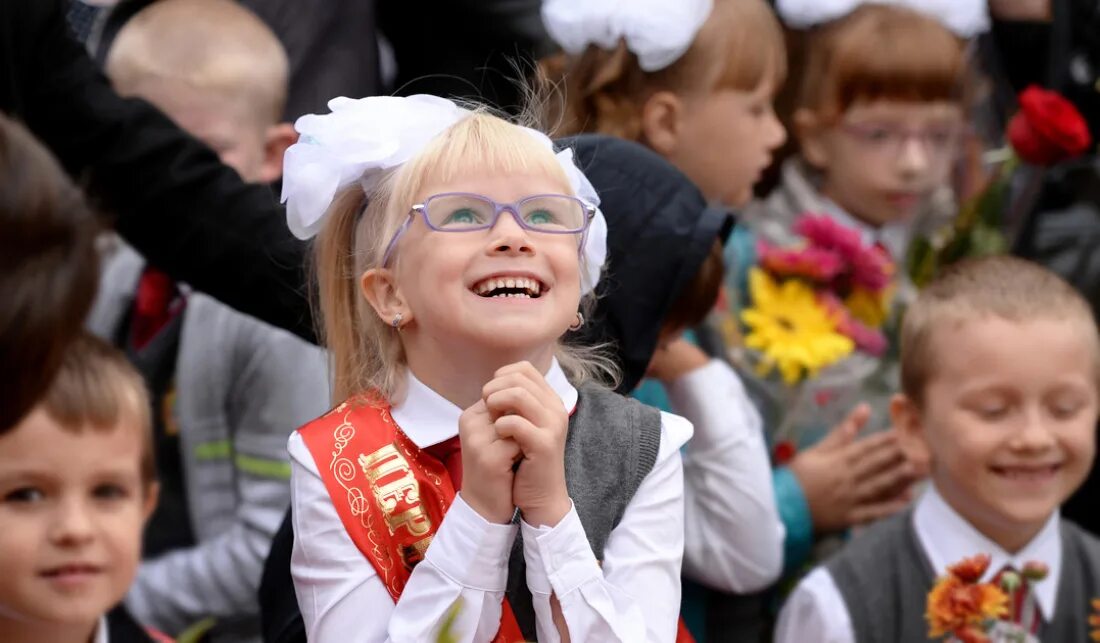 Организация нового учебного года. Первоклассница. Смешные первоклашки. Фотографии 1 сентября в школе. Мальчик зевает на линейке.