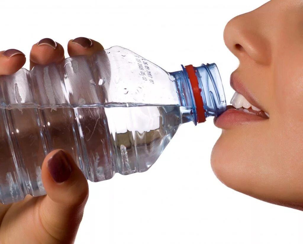 Пьет из бутылки. Питье Минеральных вод. Человек пьет воду из бутылки. Человек пьет воду в бутылке. Как правильно пить л