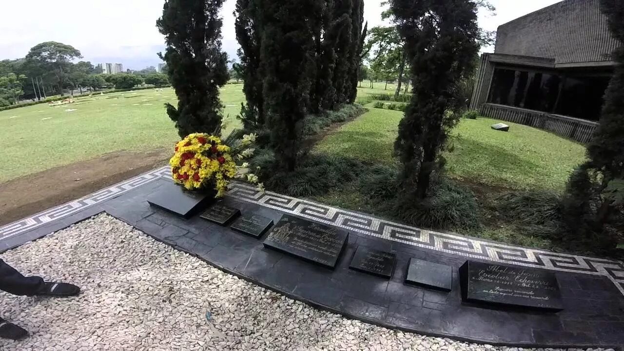 Могила пабло эскобара пабло. Памятник пабло эскобару. Кладбище где пабло эскобар. Кладбище где пабло эскобар. Могила пабло эскобара похороны.