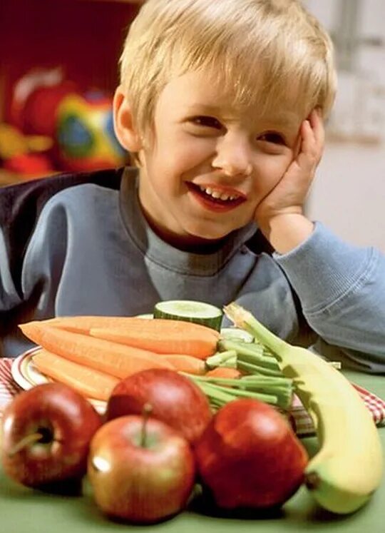 Овощи для детей. Питание детей. Ребенок ест овощи и фрукты. Еда для детей.