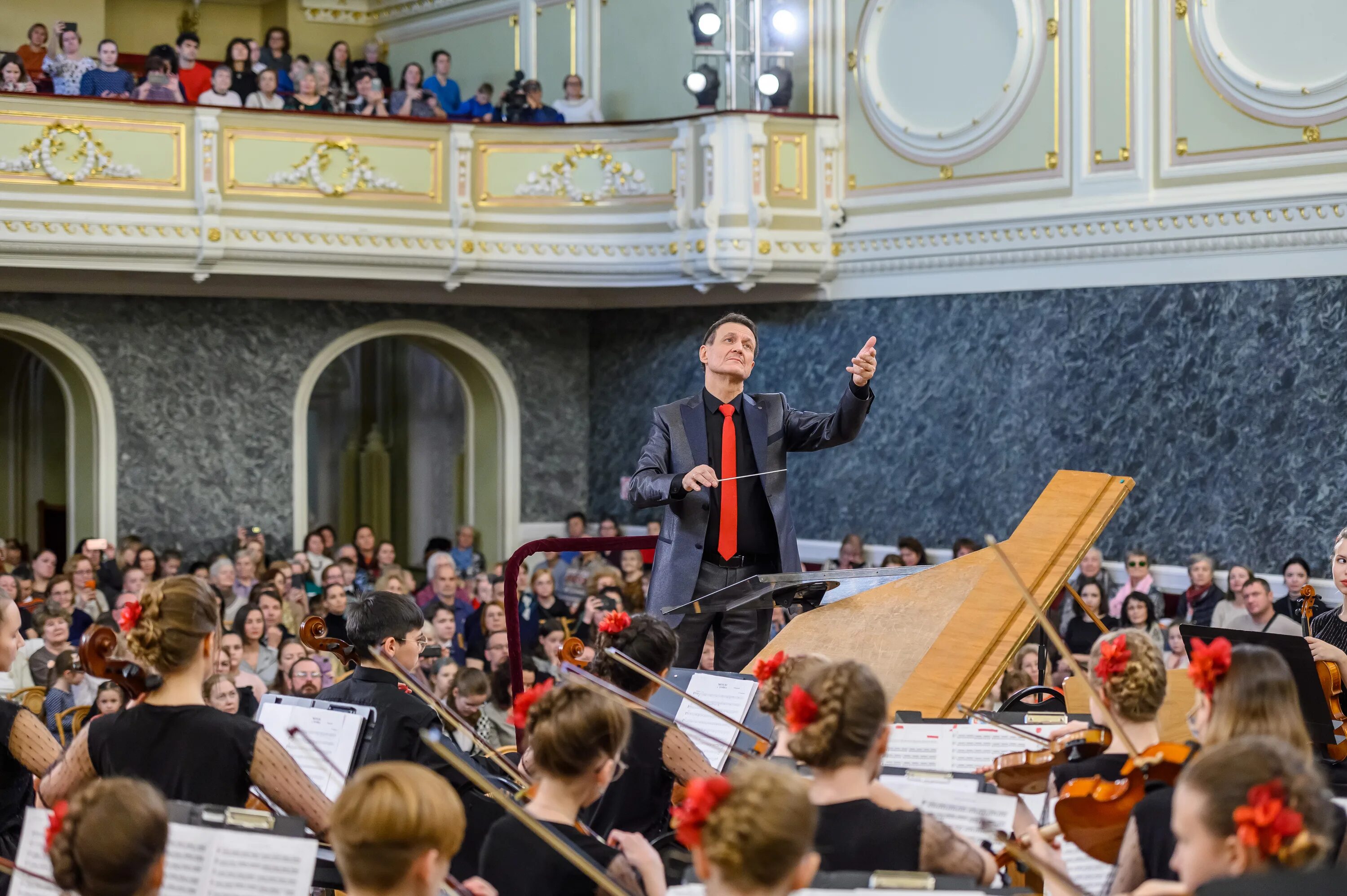 Филармония для детей спб. Симфонический оркестр Ставропольской филармонии. Филармония Челябинск. Детская филармония СПБ Иван Володин. Капелла СПБ места на балконе.