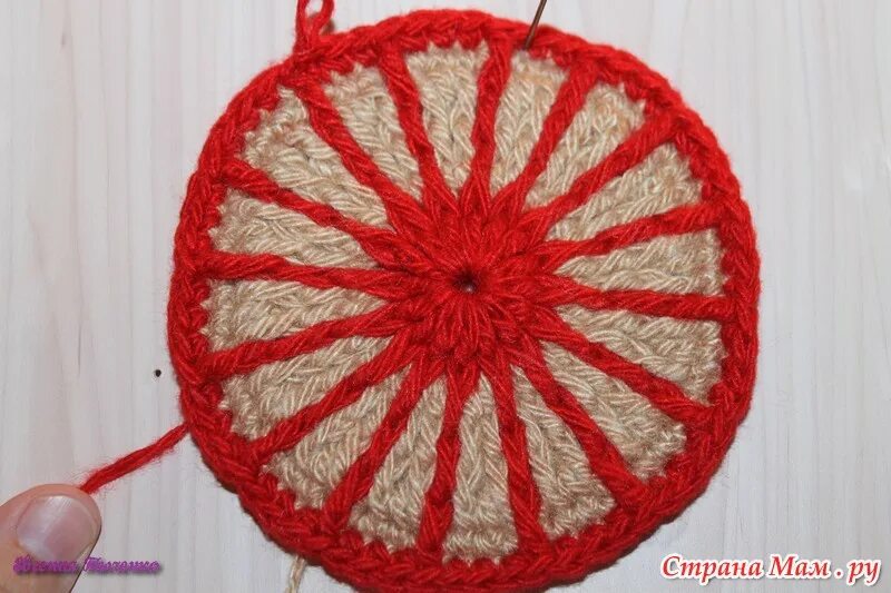 салфетка дама крючком. подставка сидушка крючком коврик. сидушка вязаная крючком цветок. вязаная клубника. прихватка клубника.