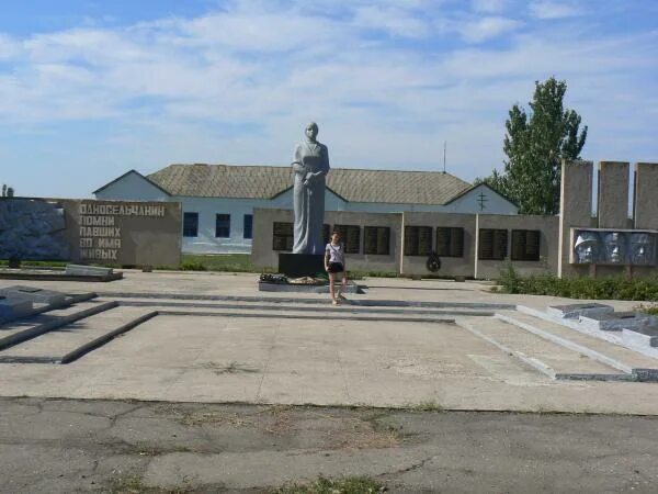 Бой приютное. Мемориал с. Достопримечательности приютного калмыкия. Приютное калмыкия. Приютное фото.