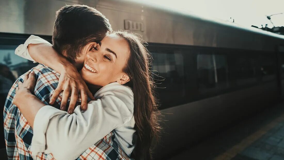 Быстро обнимай. Парень с девушкой обнимаются на вокзале. Парень и девушка улыбаются. Подруги обнимаются на вокзале. Обнимаются на вокзале фото.