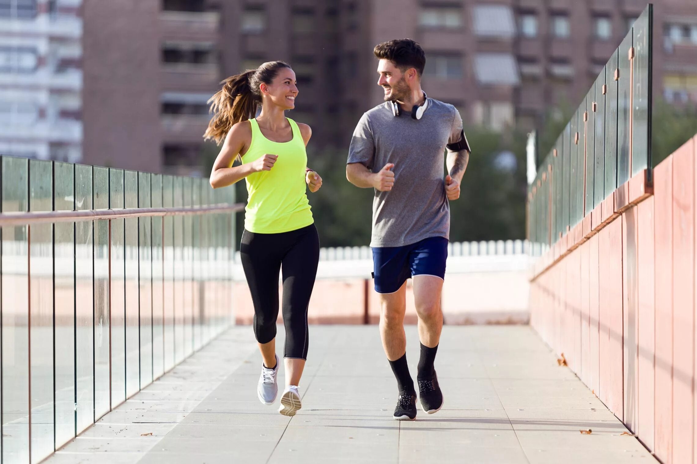 Run wife run. Утренняя пробежка. Парень и девушка на пробежке. Парень и девушка бегут. Пара в спортивной одежде.