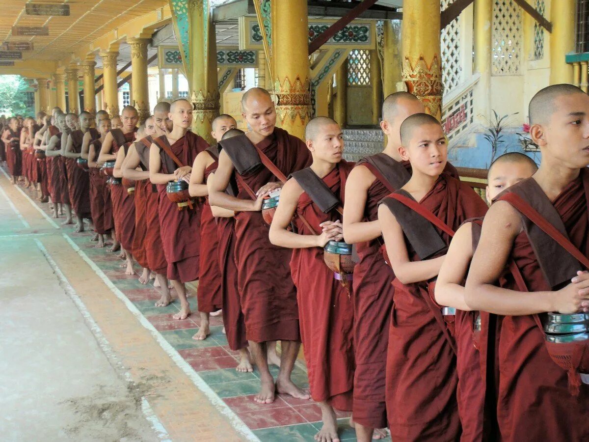 Буддисты. Буддизм махаяна монахи. Монахи Тхеравады. Тхеравада Бирма. Чалдеронские монахи.