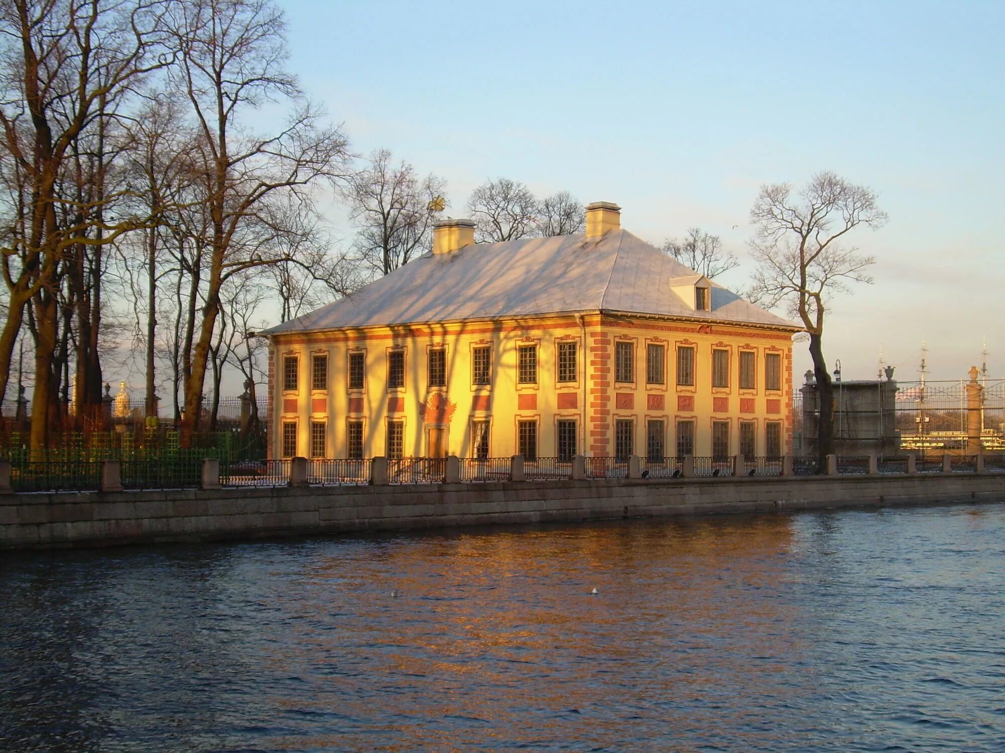 Летний дворец Петра 1 в Санкт-Петербурге. Трезини летний дворец Петра 1. Летний дворец Петра 1 в Санкт-Петербурге Архитектор. Летний сад Санкт-Петербург летний дворец Петра. Дворцы построенные петром 1