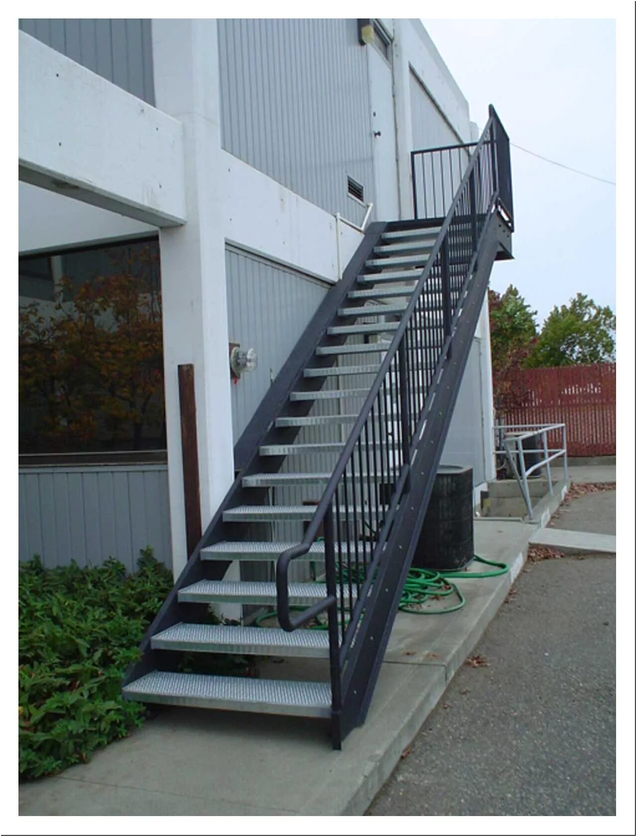 Наружная металлическая лестница. Лестница металлическая уличная. Уличная лестница из металла. Наружные металическиелестницы.