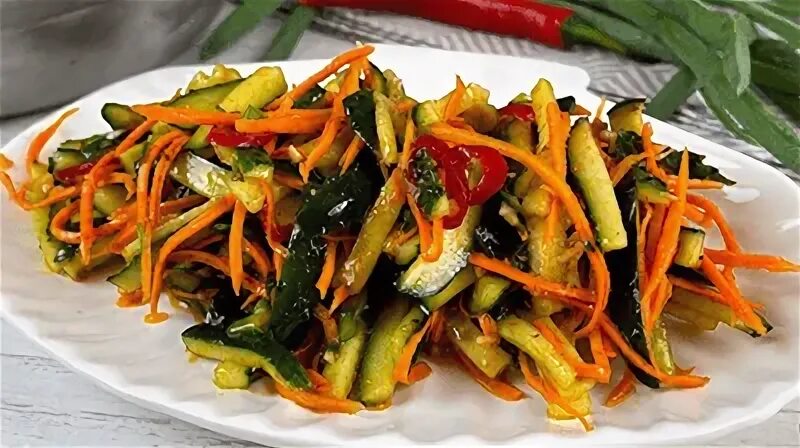 Салат по корейски из огурцов с мясом
