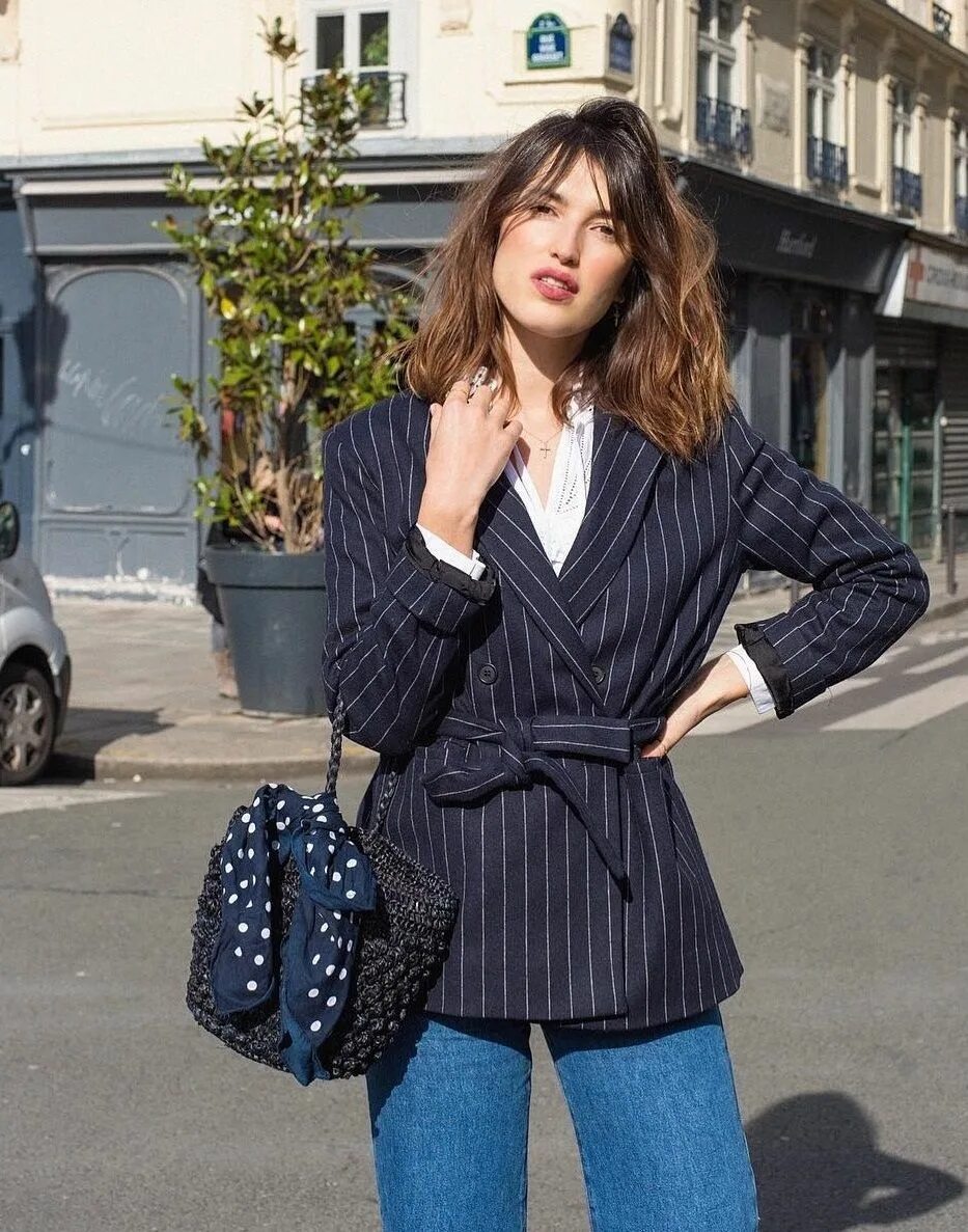 повседневная одежда для девушек. девушка в обычной одежде. футболка топ женская. одежда для девушек. модная одежда для женщин.