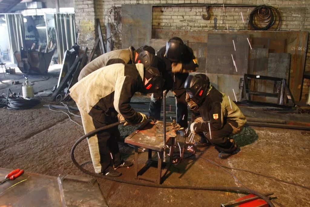 где практика сварщика. сварочный цех. подготовка сварочного аппарата. где практика сварщика. где практика сварщика.