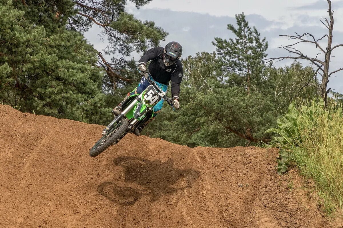 скорости не сбрасывай на виражах. скорости не сбрасывай на виражах только так научишься побеждать. суворов город трасса суворов ханино. скорости не сбрасывай на виражах. ритм секция мотокросс.