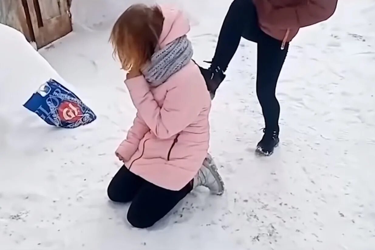Насиловали 13 летнюю девочку. Подростки избили девочку. в березниках избили девочку.