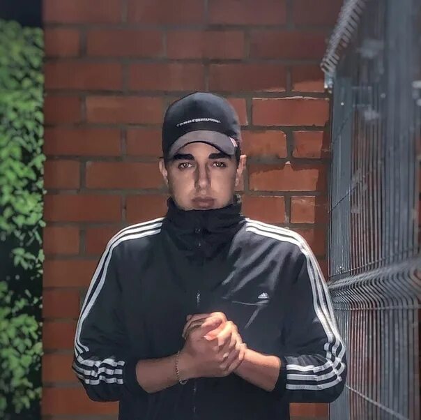 Хороший парень репер. Пацан рэпер. смоки мо мем. плохой парень рэпер. парень рэпер.